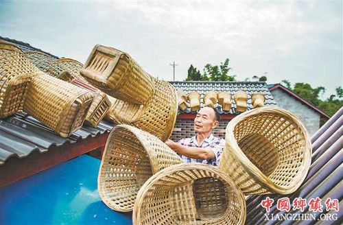 村民将编好的竹制品放在楼顶晾晒.